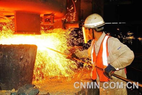 攀钢钛业公司钛冶炼厂员工作业钛资讯-有色金属新闻-中国有色网-中国